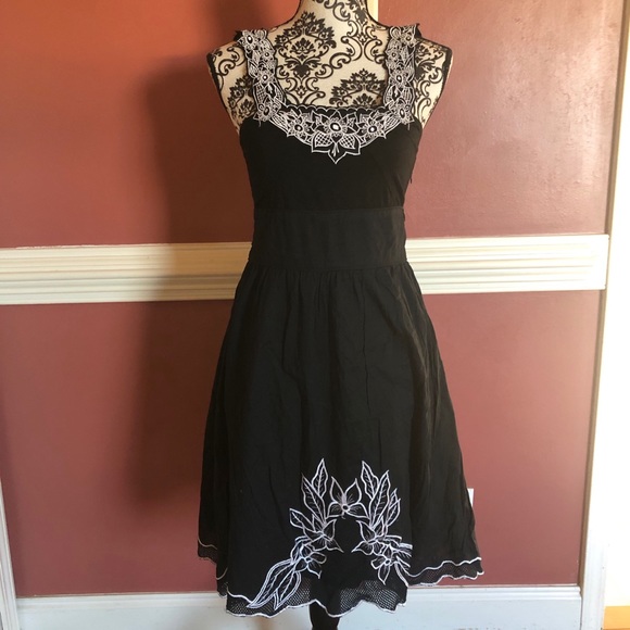 Free People Dresses & Skirts - Free People sleeveless floral embroidered black & white dress